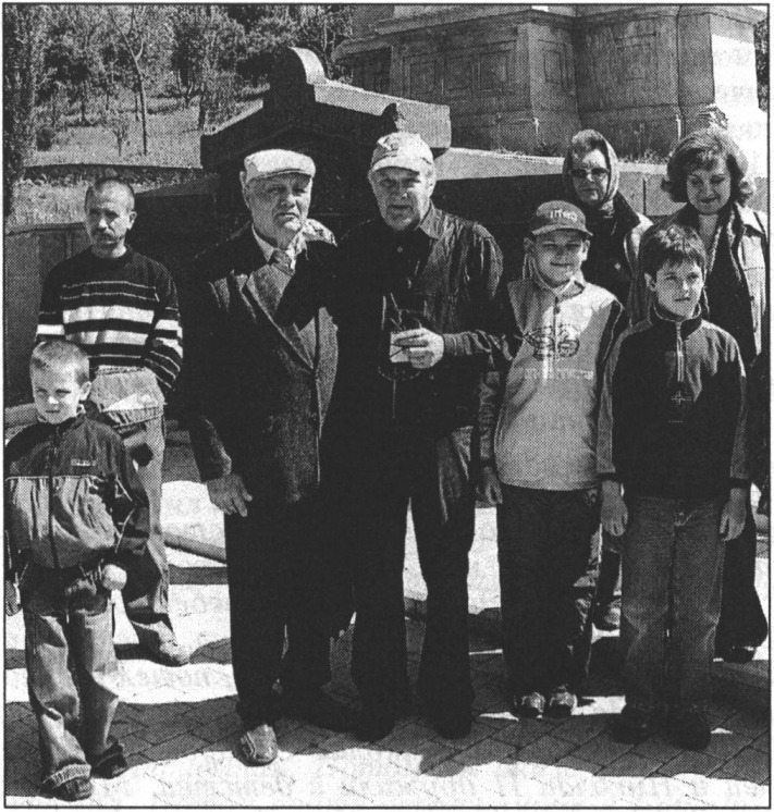 А.Н. Тотлебен и автор статьи у памятника на могиле генерал-адъютанта Э.И. Тотлебена. Севастополь. Фото Александра Зинюка, 2008 г. А.Н. Тотлебен и автор статьи у памятника на могиле генерал-адъютанта Э.И. Тотлебена. Севастополь. Фото Александра Зинюка, 2008 г.
