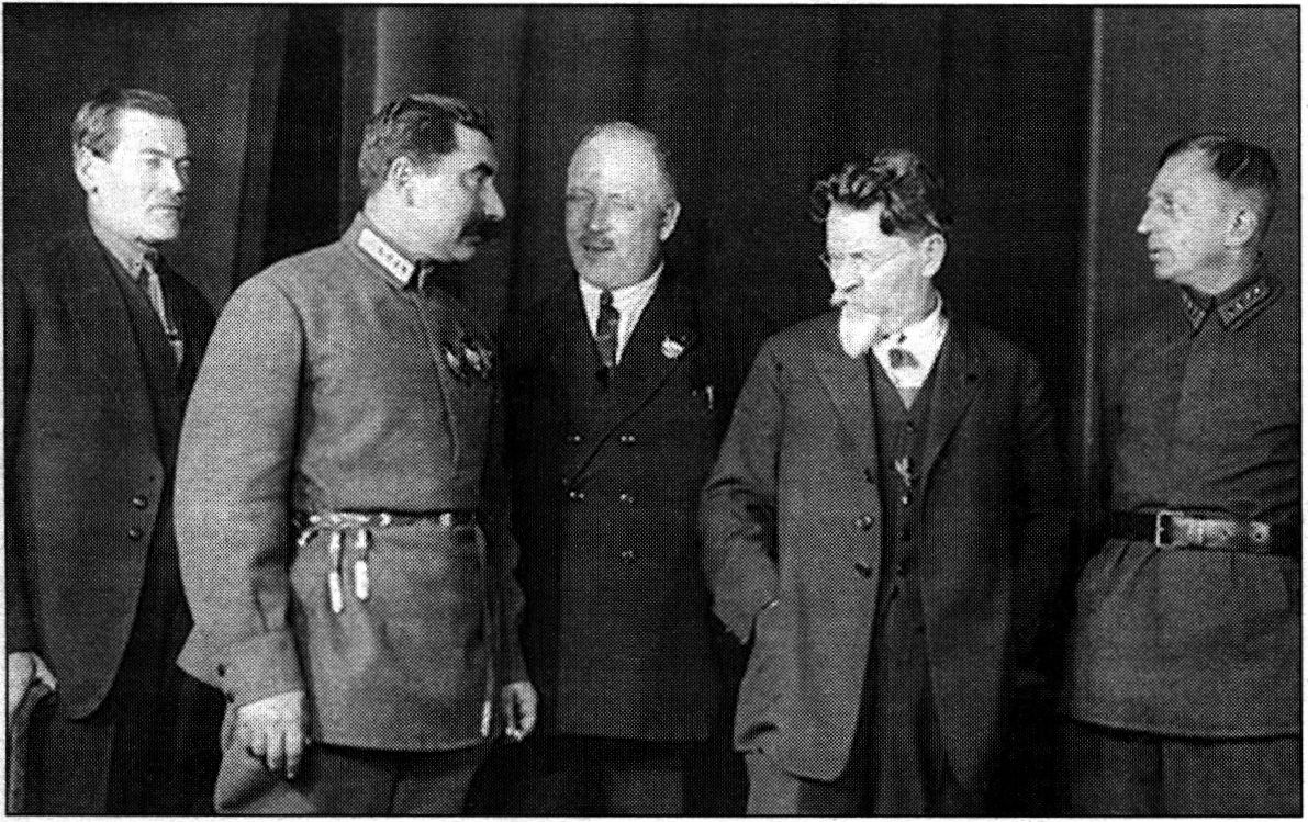 Слева направо: начальник АХО ВЦИК Н.А. Жиделев, С.М. Буденный, поэт Д. Бедный (Е.А. Придворов), М.И. Калинин и А.С. Бубнов на 6-м юбилее Первой конной армии. Ноябрь 1925 года Слева направо: начальник АХО ВЦИК Н.А. Жиделев, С.М. Буденный, поэт Д. Бедный (Е.А. Придворов), М.И. Калинин и А.С. Бубнов на 6-м юбилее Первой конной армии. Ноябрь 1925 года