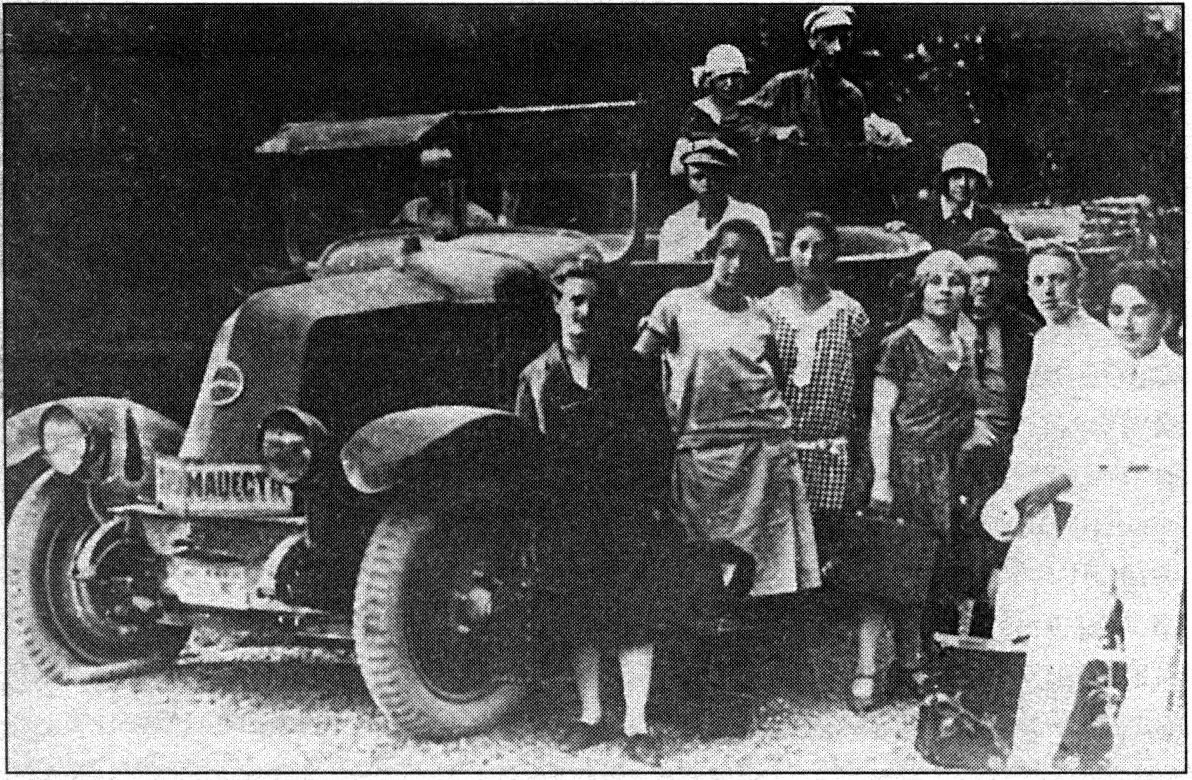 Автобус-кабриолет Renault O.S. Estate с компоновкой типа Torpedo (Charabanc) стал первым иностранным многоместным транспортным средством в домах отдыха ВЦИК/ЦИК и санаториях УД СНК РФСР/СССР в 20-х годах, как в Сочи, так и в Крыму. Надпись на капоте «Мацеста». Автомобиль стоял на балансе домов отдыха ЦИК «Зензиновка», «Пузановка» и «Блиновка» Автобус-кабриолет Renault O.S. Estate с компоновкой типа Torpedo (Charabanc) стал первым иностранным многоместным транспортным средством в домах отдыха ВЦИК/ЦИК и санаториях УД СНК РФСР/СССР в 20-х годах, как в Сочи, так и в Крыму. Надпись на капоте «Мацеста». Автомобиль стоял на балансе домов отдыха ЦИК «Зензиновка», «Пузановка» и «Блиновка»