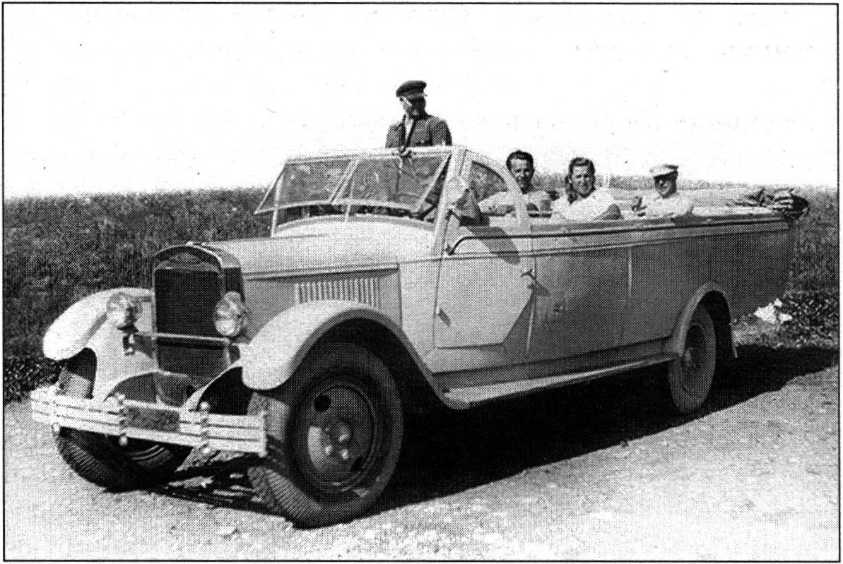 На фото автобус-кабриолет на базе АМО-4 с 20-местным кузовом типа Torpedo (Charabanc), курсировавший между домами отдыха ЦИК в Крыму. 1935 год На фото автобус-кабриолет на базе АМО-4 с 20-местным кузовом типа Torpedo (Charabanc), курсировавший между домами отдыха ЦИК в Крыму. 1935 год
