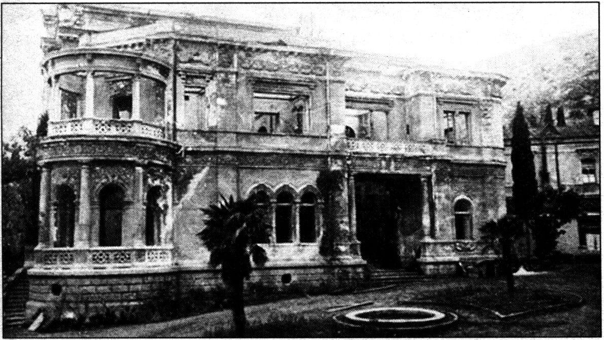 Дом отдыха ЦИК «Суук-Су» после пожара в январе 1942 года имел вид здания, вполне подходящего для полной реконструкции, хотя не имел крыши и потолочных перекрытий Дом отдыха ЦИК «Суук-Су» после пожара в январе 1942 года имел вид здания, вполне подходящего для полной реконструкции, хотя не имел крыши и потолочных перекрытий
