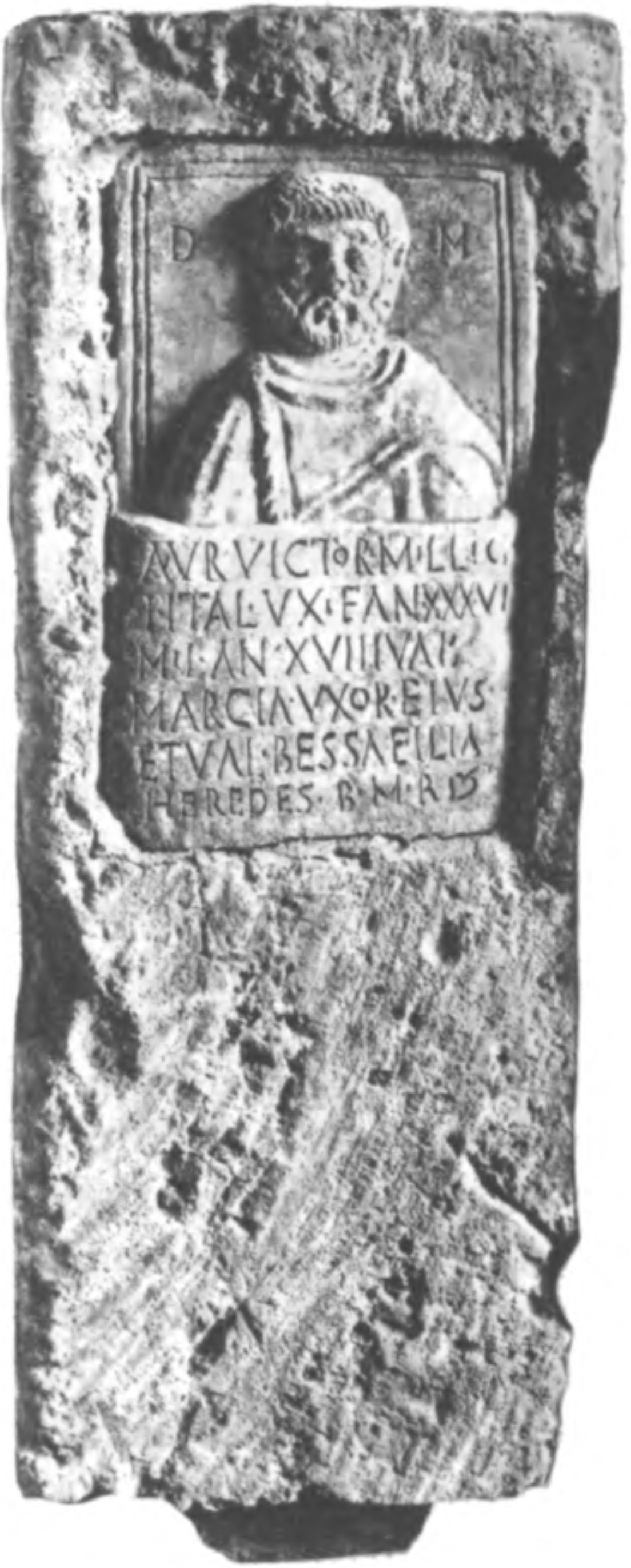 Рис. 24. Надгробие Аврелия Виктора, солдата 1-го Италийского легиона. Конец II в. Рис. 24. Надгробие Аврелия Виктора, солдата 1-го Италийского легиона. Конец II в.