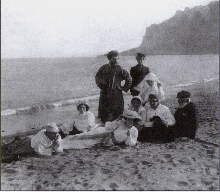 Коктебельцы и гости на пляже. Коктебель, 1906 г. Стоят (слева — направо): М.А. Волошин, неизвестный. Лежат и сидят: Е.О. Кириенко-Волошина, А.И. Орлова, М.В. Сабашникова, Н.И. Манасеина, неизвестная (придерживает платок), П.С. Соловьева, П.П. фон Теш. Фонды музея М. Волошина. Публикуется впервые Коктебельцы и гости на пляже. Коктебель, 1906 г. Стоят (слева — направо): М.А. Волошин, неизвестный. Лежат и сидят: Е.О. Кириенко-Волошина, А.И. Орлова, М.В. Сабашникова, Н.И. Манасеина, неизвестная (придерживает платок), П.С. Соловьева, П.П. фон Теш. Фонды музея М. Волошина. Публикуется впервые
