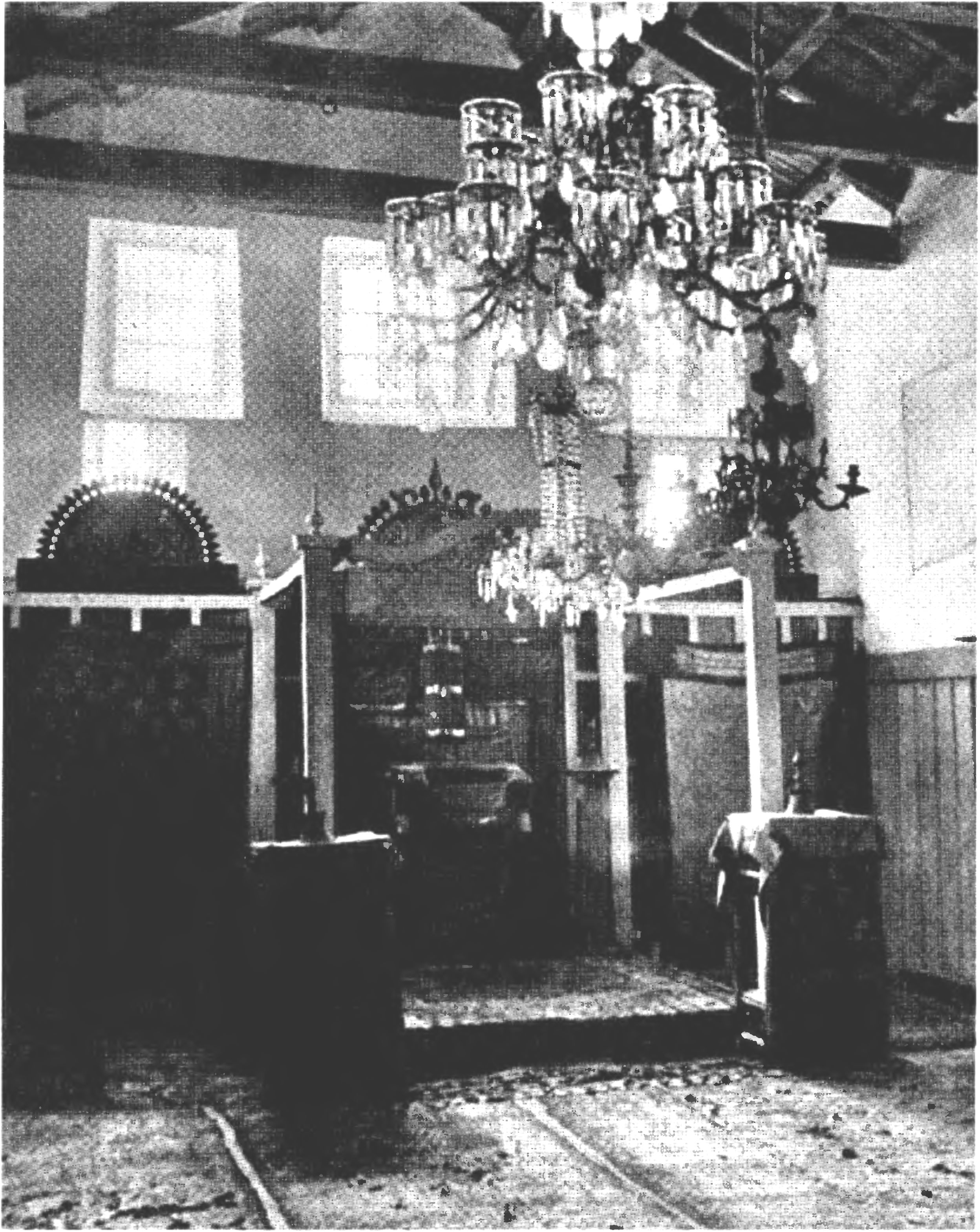 Интерьер Большой кенассы в Чуфут-Кале (фото конца XIX—XX в.) Интерьер Большой кенассы в Чуфут-Кале (фото конца XIX—XX в.)