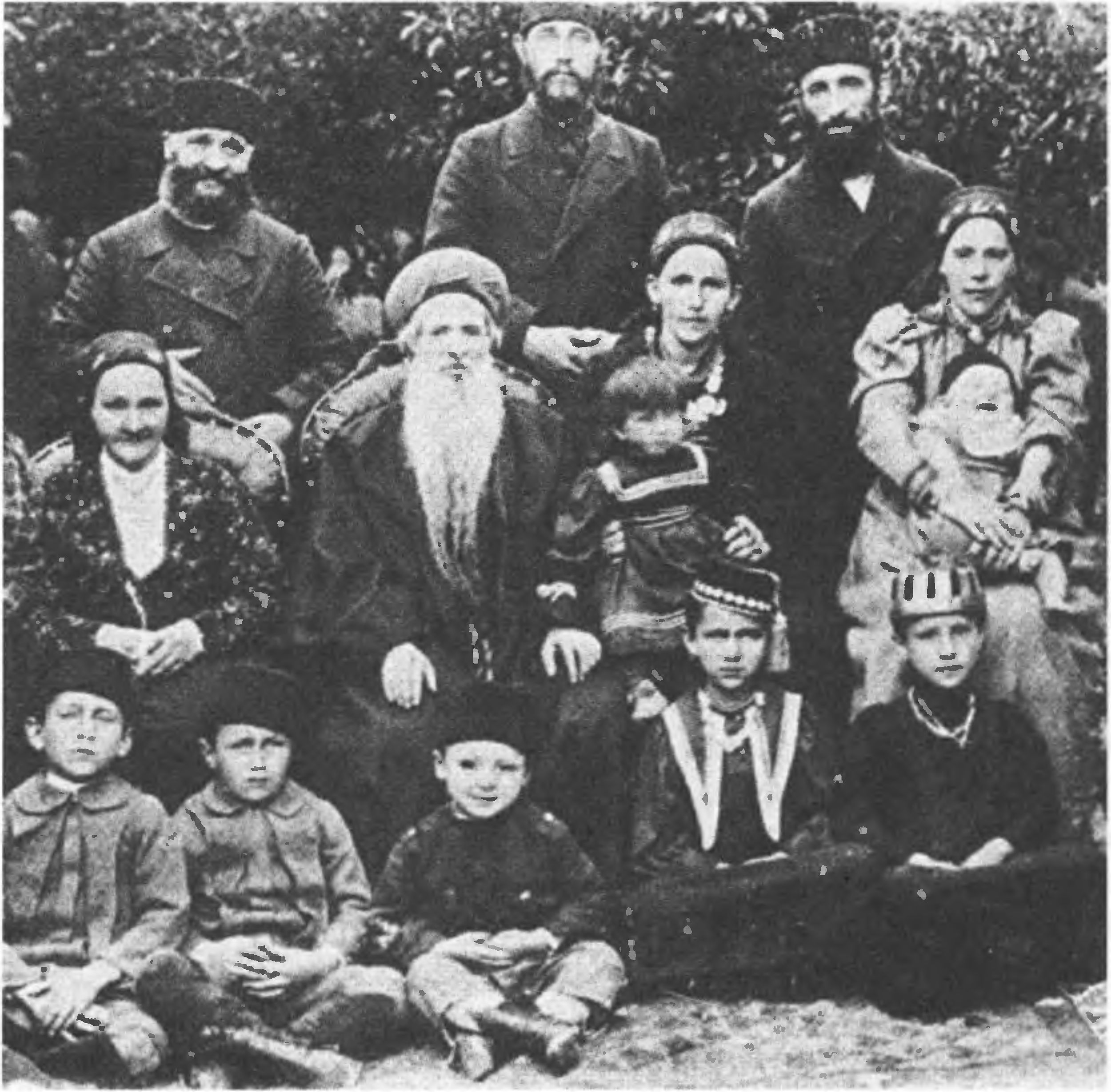 Семья Х.Х. Медини в Карасубазаре (фото 1899 г.) Семья Х.Х. Медини в Карасубазаре (фото 1899 г.)