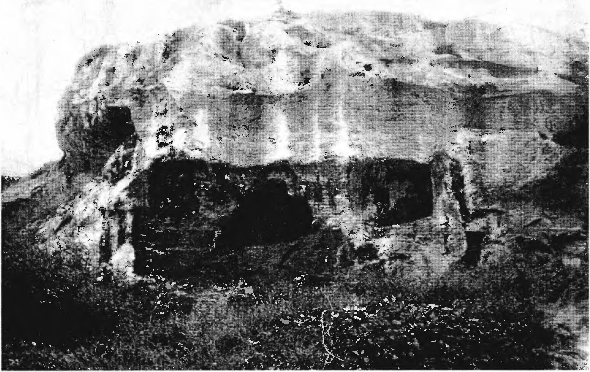 Рис. 113. Инкерман. Остатки скита в Георгиевской балке Рис. 113. Инкерман. Остатки скита в Георгиевской балке