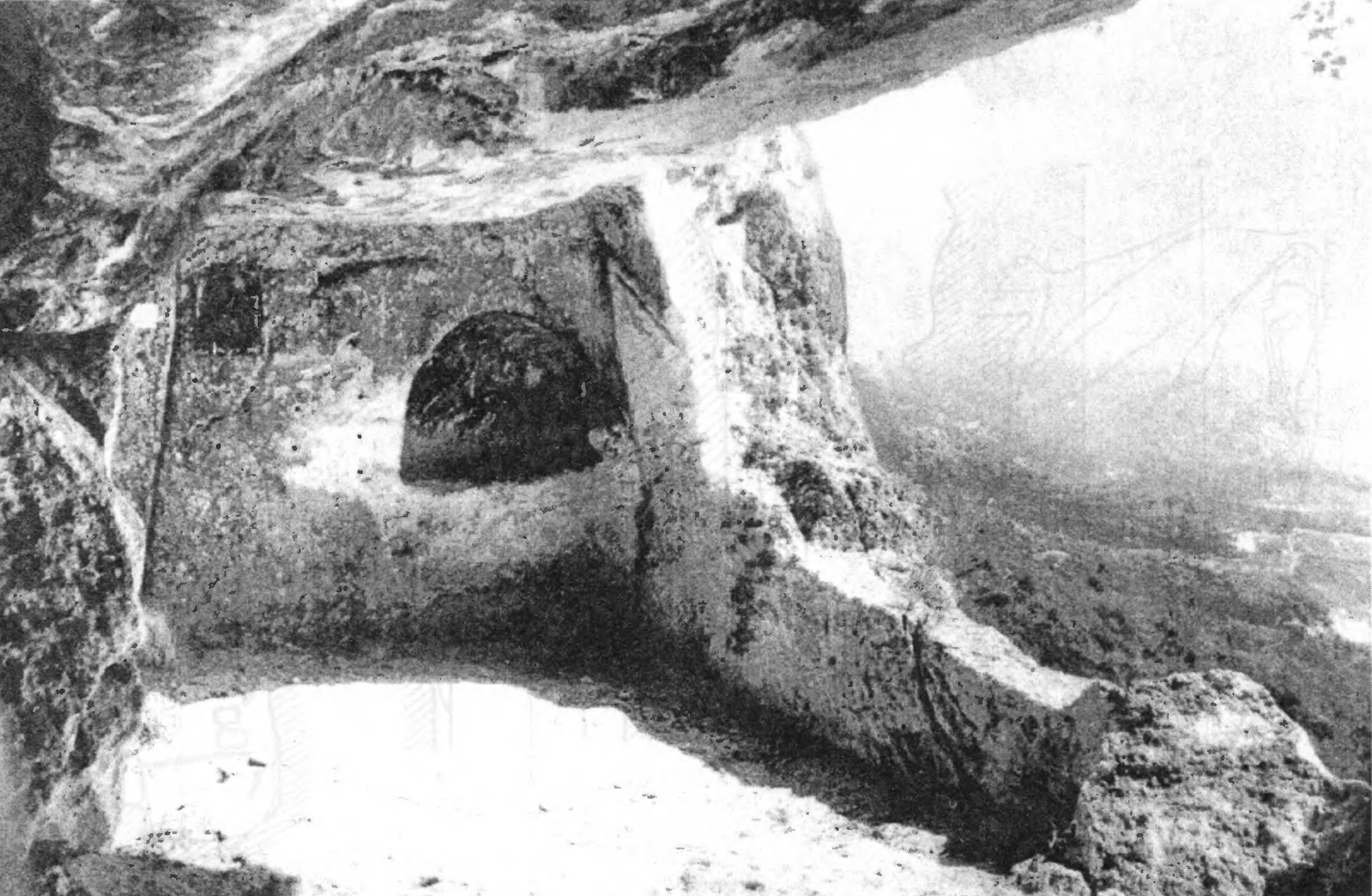Рис. 135. Челтер-Мармара. Церковь № 3. Алтарная часть Рис. 135. Челтер-Мармара. Церковь № 3. Алтарная часть