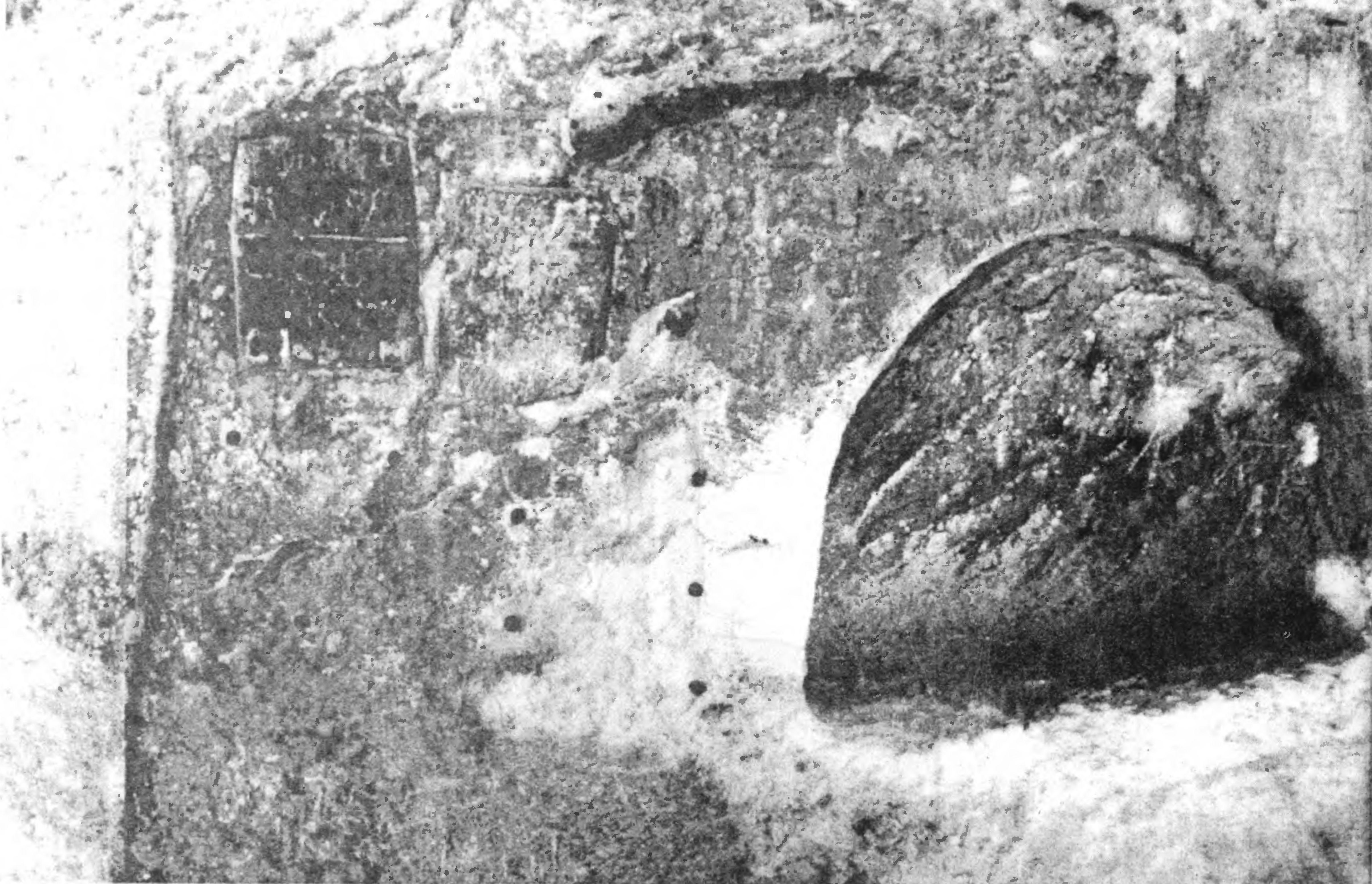 Рис. 136. Челтер-Мармара. Церковь № 3. Алтарная часть, ниша и фрагменты греческой надписи Рис. 136. Челтер-Мармара. Церковь № 3. Алтарная часть, ниша и фрагменты греческой надписи