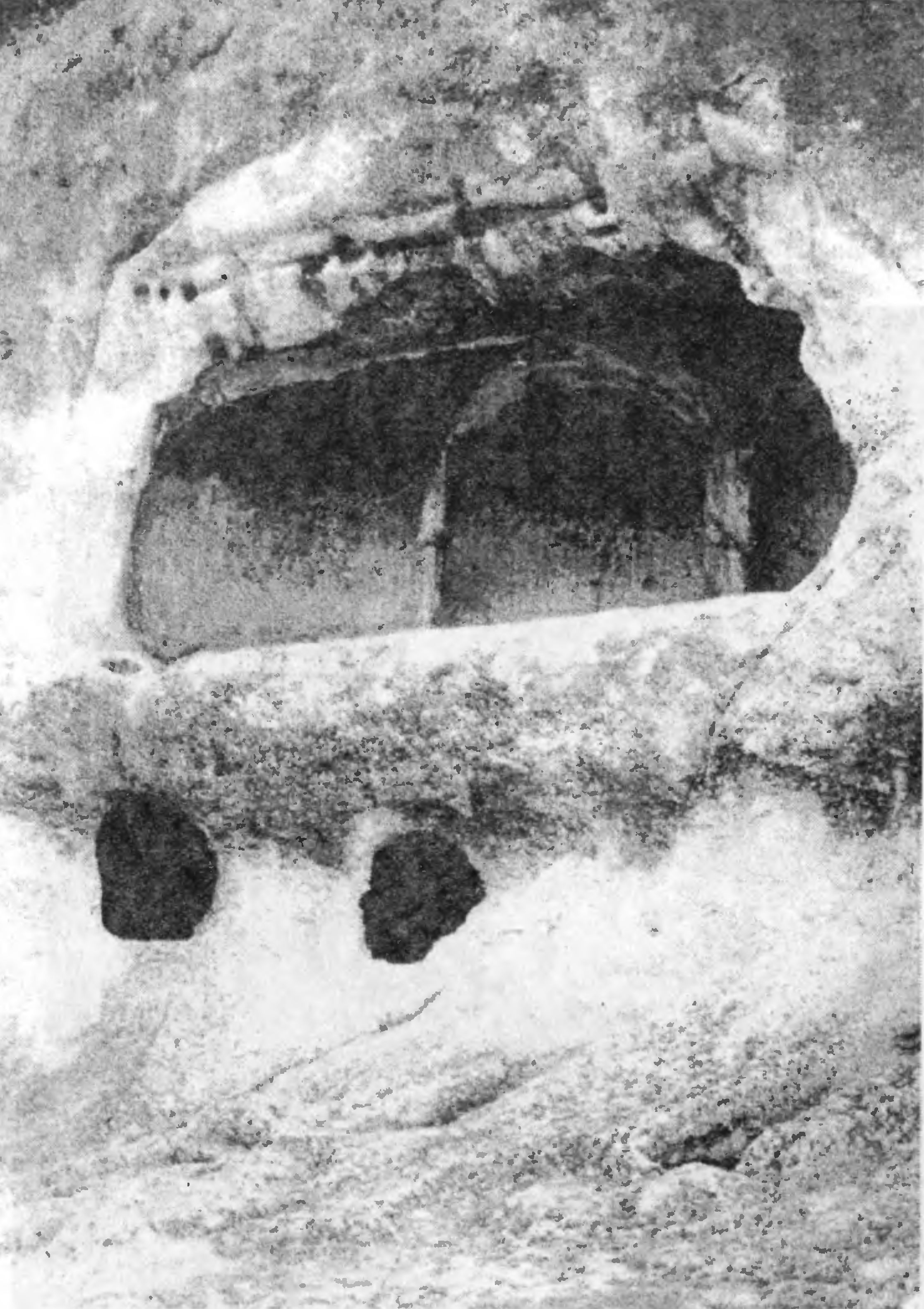Рис. 164. Эски-Кермен. «Большой пещерный храм». Общий вид Рис. 164. Эски-Кермен. «Большой пещерный храм». Общий вид