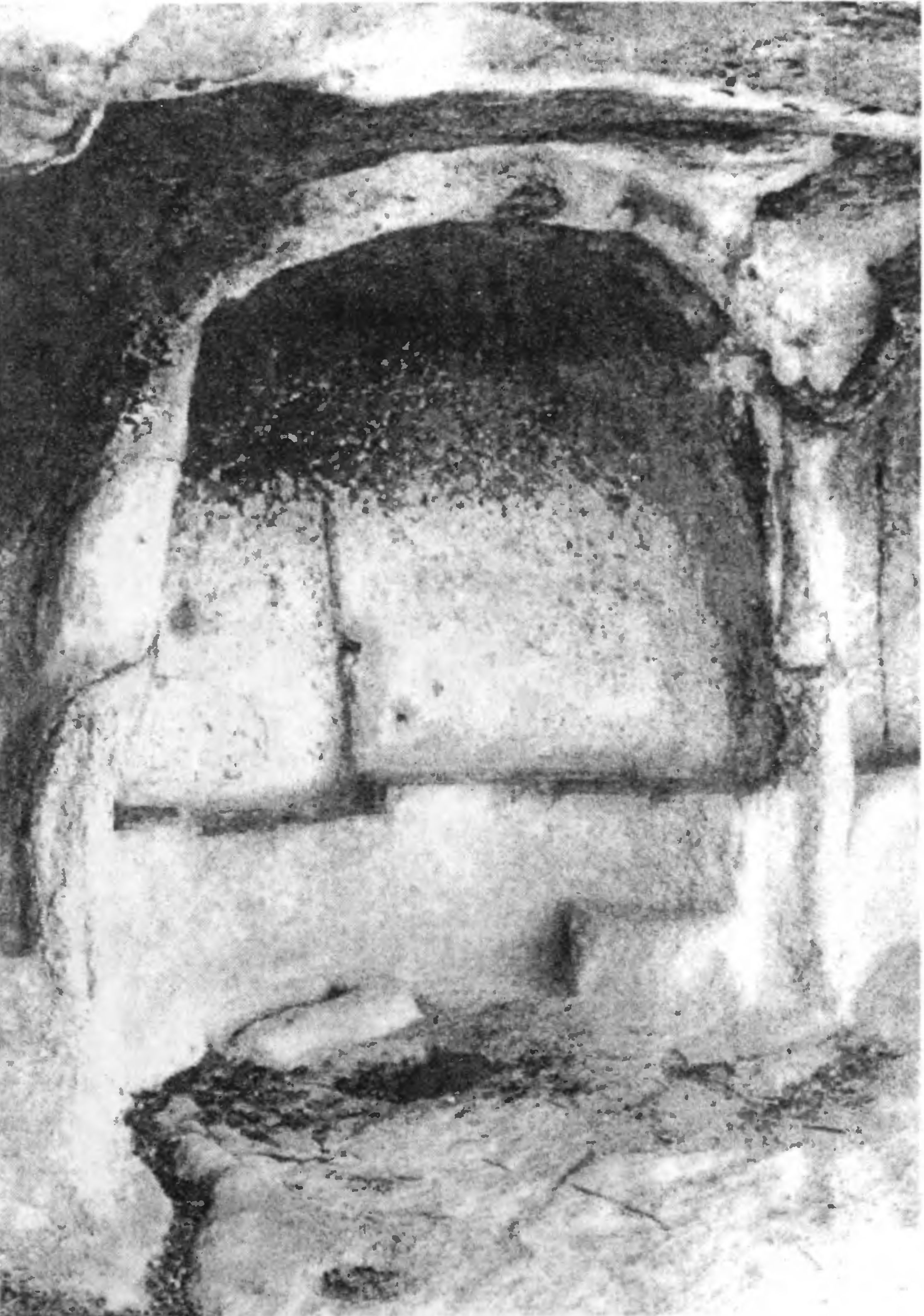 Рис. 165. Эски-Кермен «Большой пещерный храм». Алтарная часть Рис. 165. Эски-Кермен «Большой пещерный храм». Алтарная часть