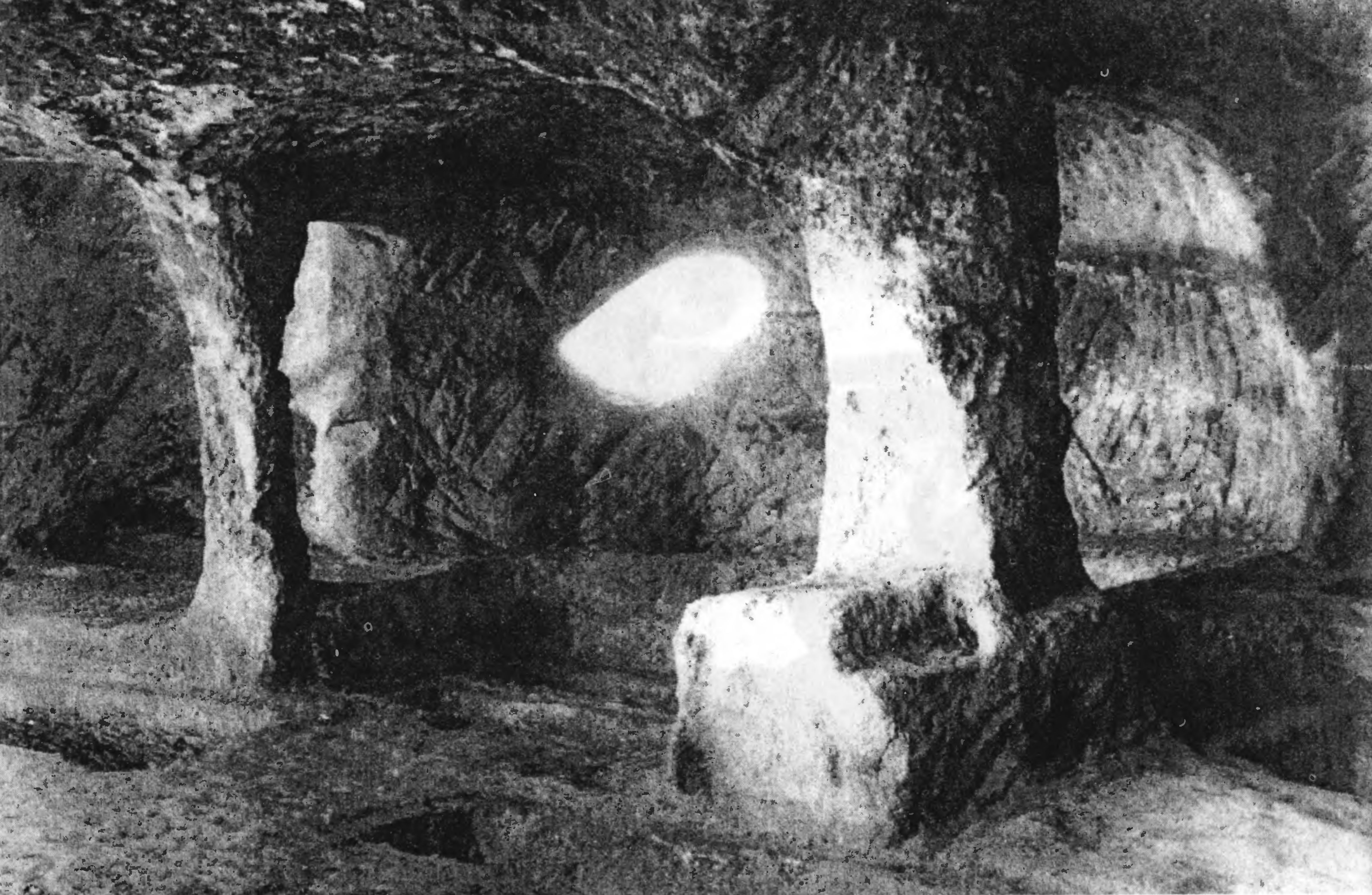 Рис. 182. Эски-Кермен. «Судилище». Могилы в полу северной части Рис. 182. Эски-Кермен. «Судилище». Могилы в полу северной части