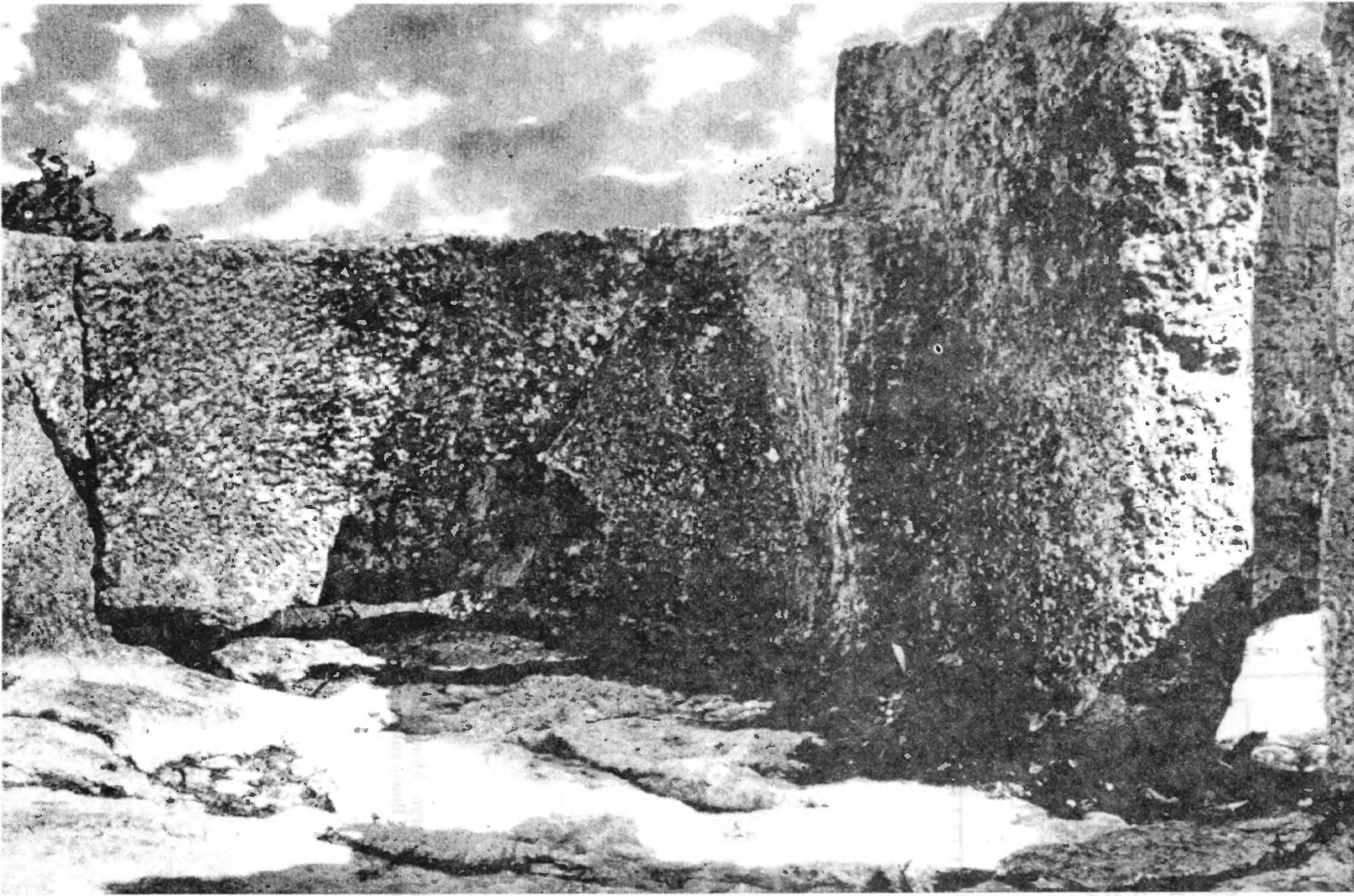 Рис. 216. Мангуп. «Гарнизонная» церковь. Алтарная часть Рис. 216. Мангуп. «Гарнизонная» церковь. Алтарная часть