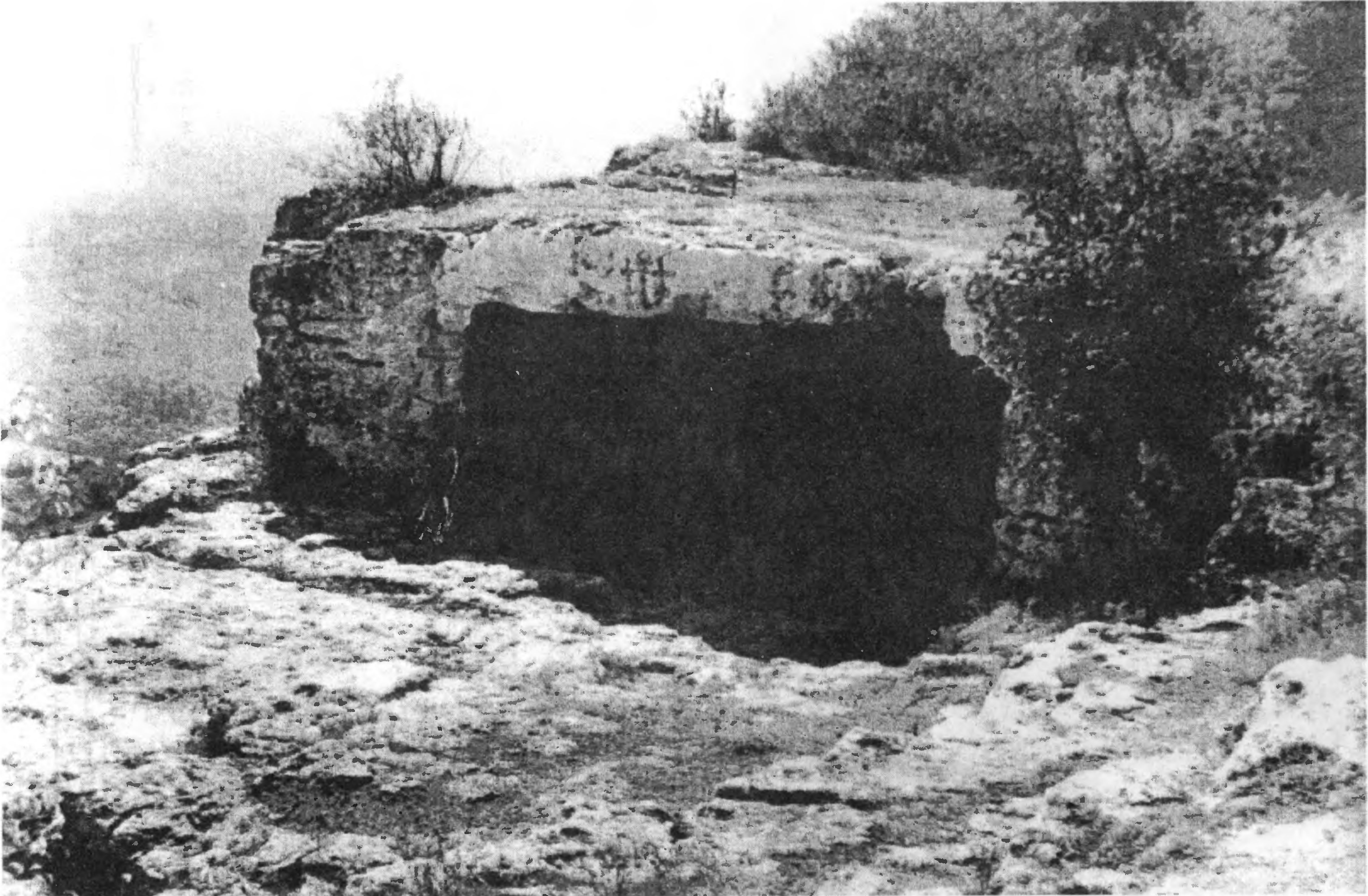 Рис. 231. Мангуп. Площадка со склепами Рис. 231. Мангуп. Площадка со склепами