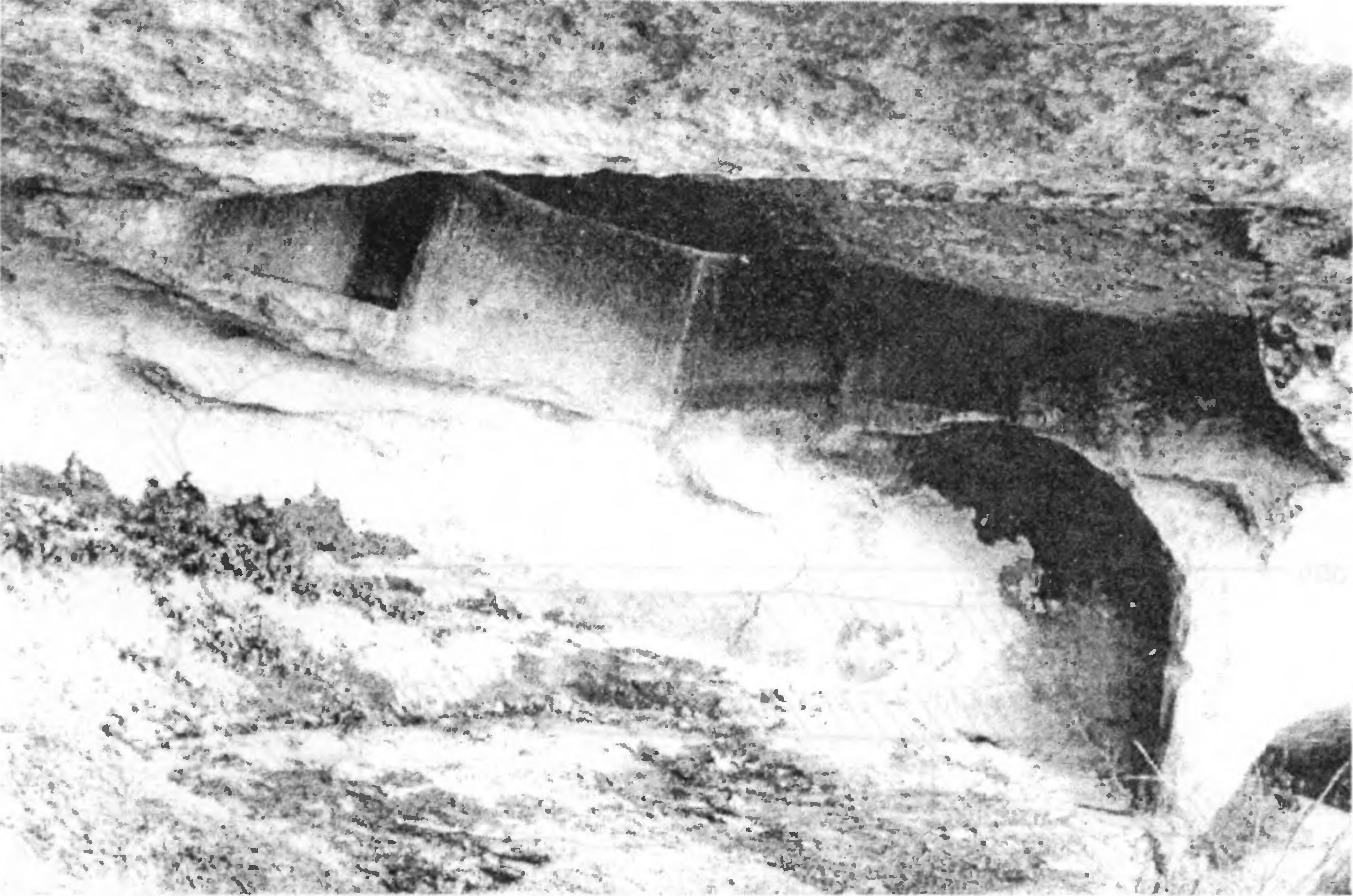 Рис. 235. Мангуп. Юго-восточный монастырь. Общий вид Рис. 235. Мангуп. Юго-восточный монастырь. Общий вид