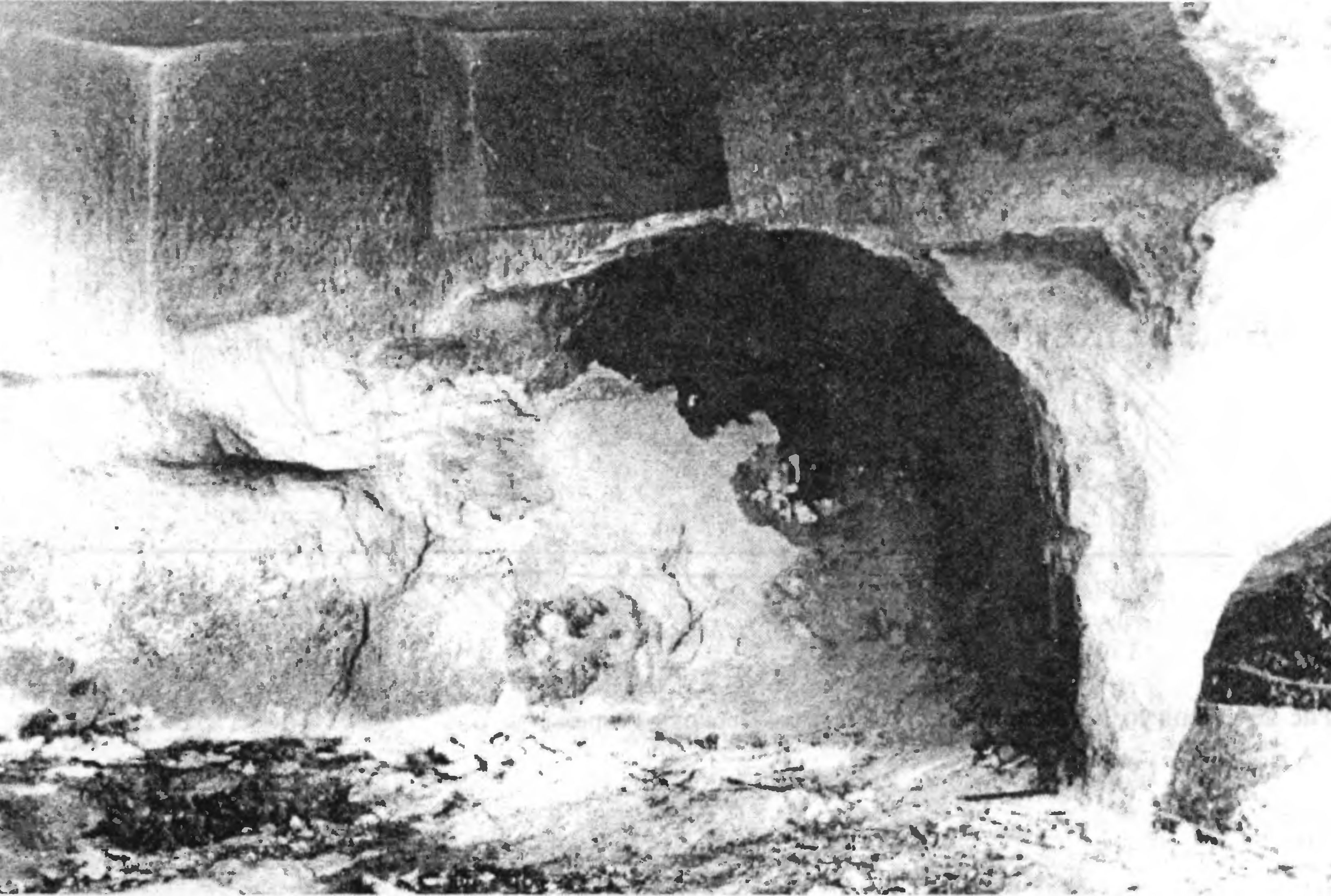 Рис. 236. Мангуп. Юго-восточный монастырь. Церковь. Алтарная часть Рис. 236. Мангуп. Юго-восточный монастырь. Церковь. Алтарная часть
