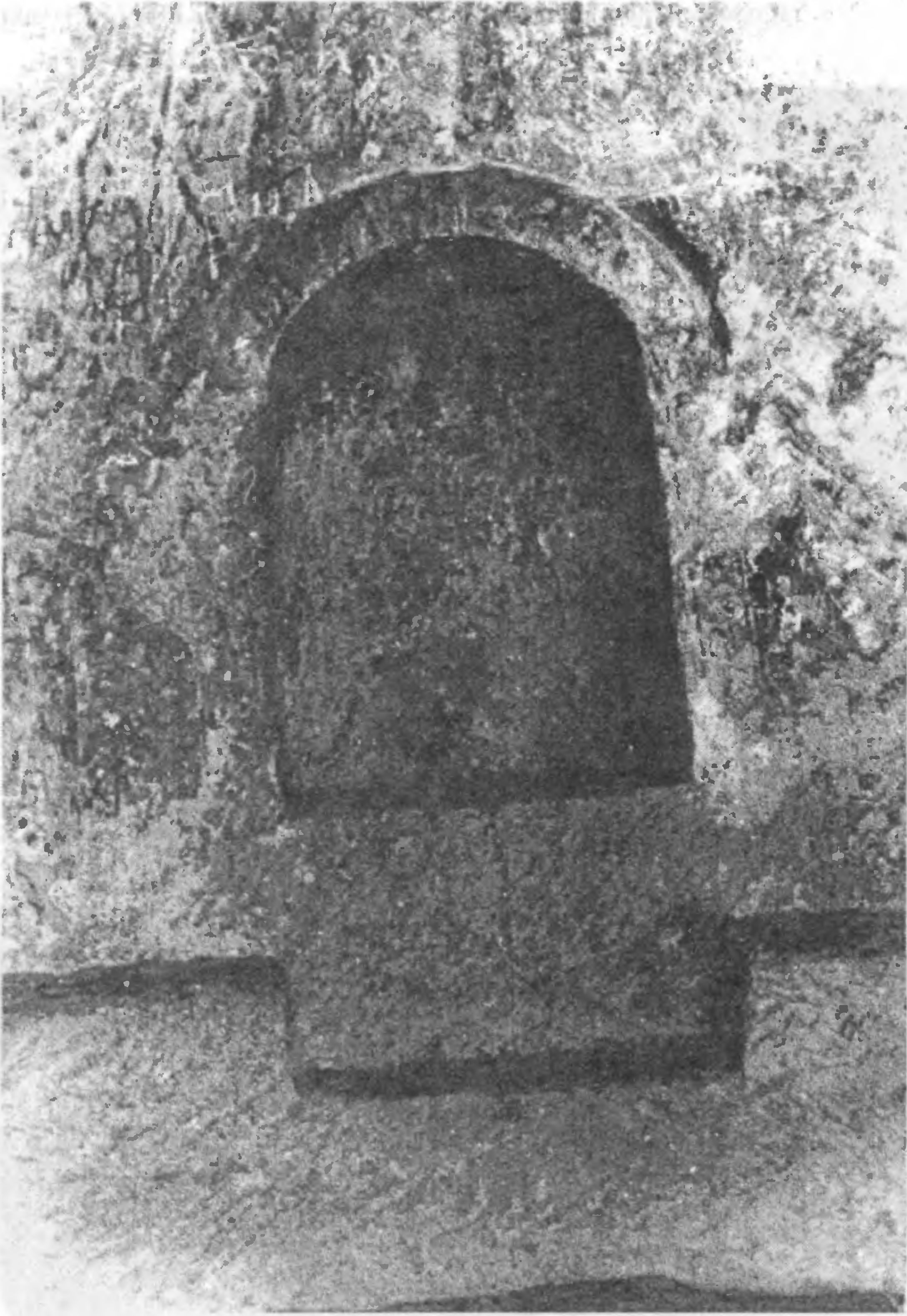Рис. 251. Мангуп. Южный монастырь. Церковь. Алтарная ниша и синтрон Рис. 251. Мангуп. Южный монастырь. Церковь. Алтарная ниша и синтрон