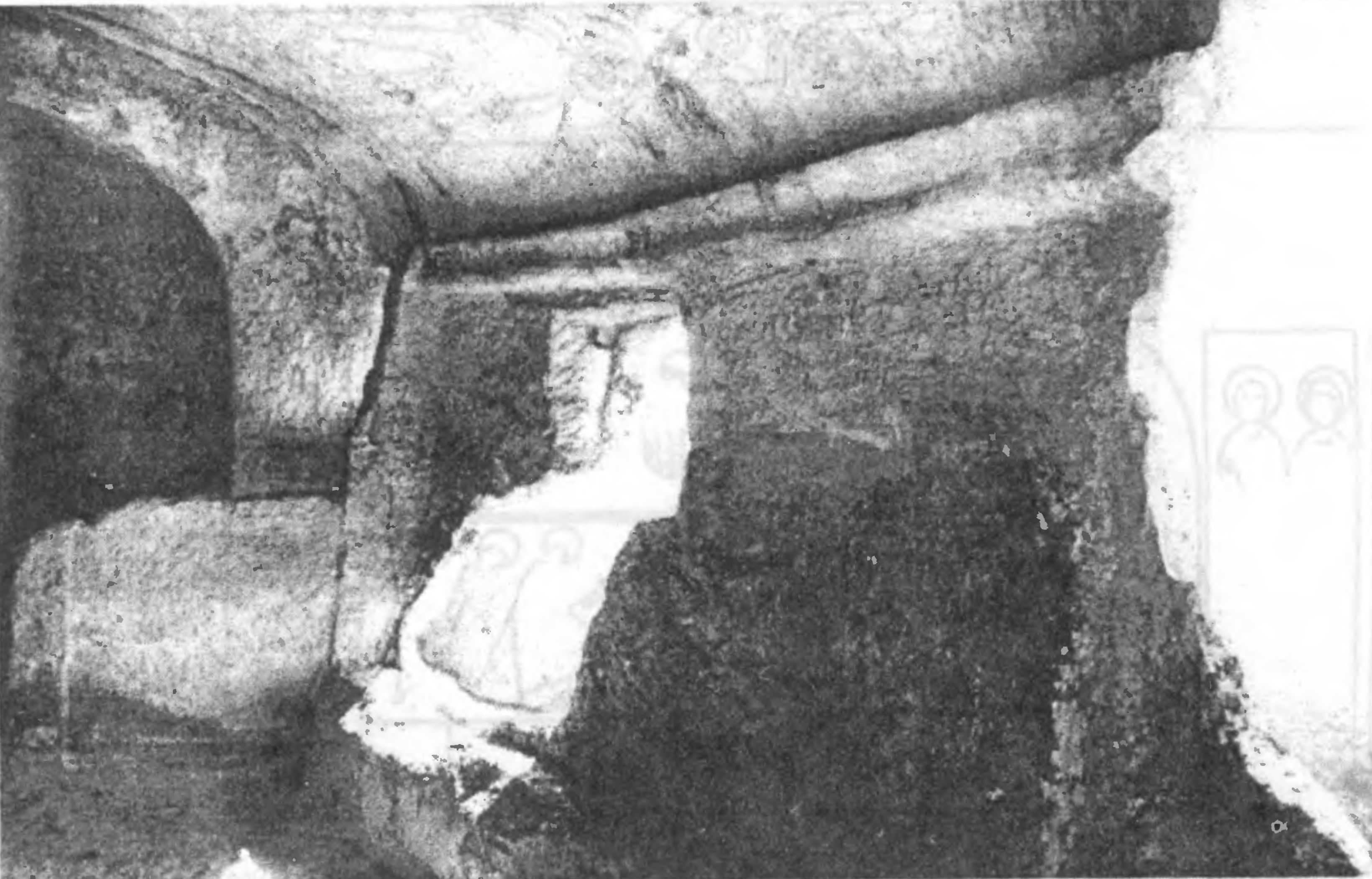 Рис. 253. Мангуп. Южный монастырь. Церковь. Южная стена Рис. 253. Мангуп. Южный монастырь. Церковь. Южная стена