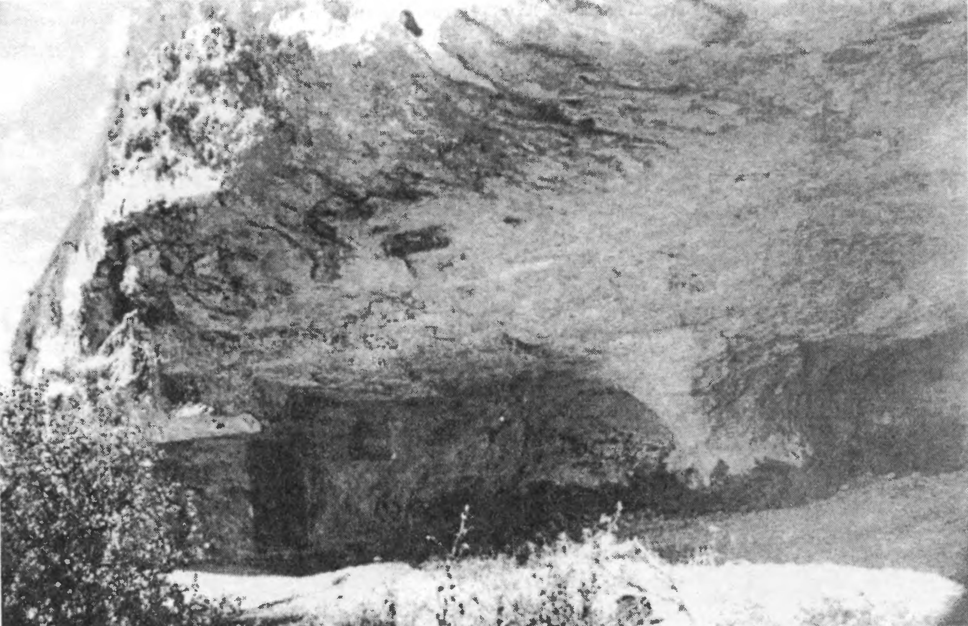 Рис. 256. Мангуп. Южный монастырь. Западная часть. Вид на помещения № 1, 2 Рис. 256. Мангуп. Южный монастырь. Западная часть. Вид на помещения № 1, 2