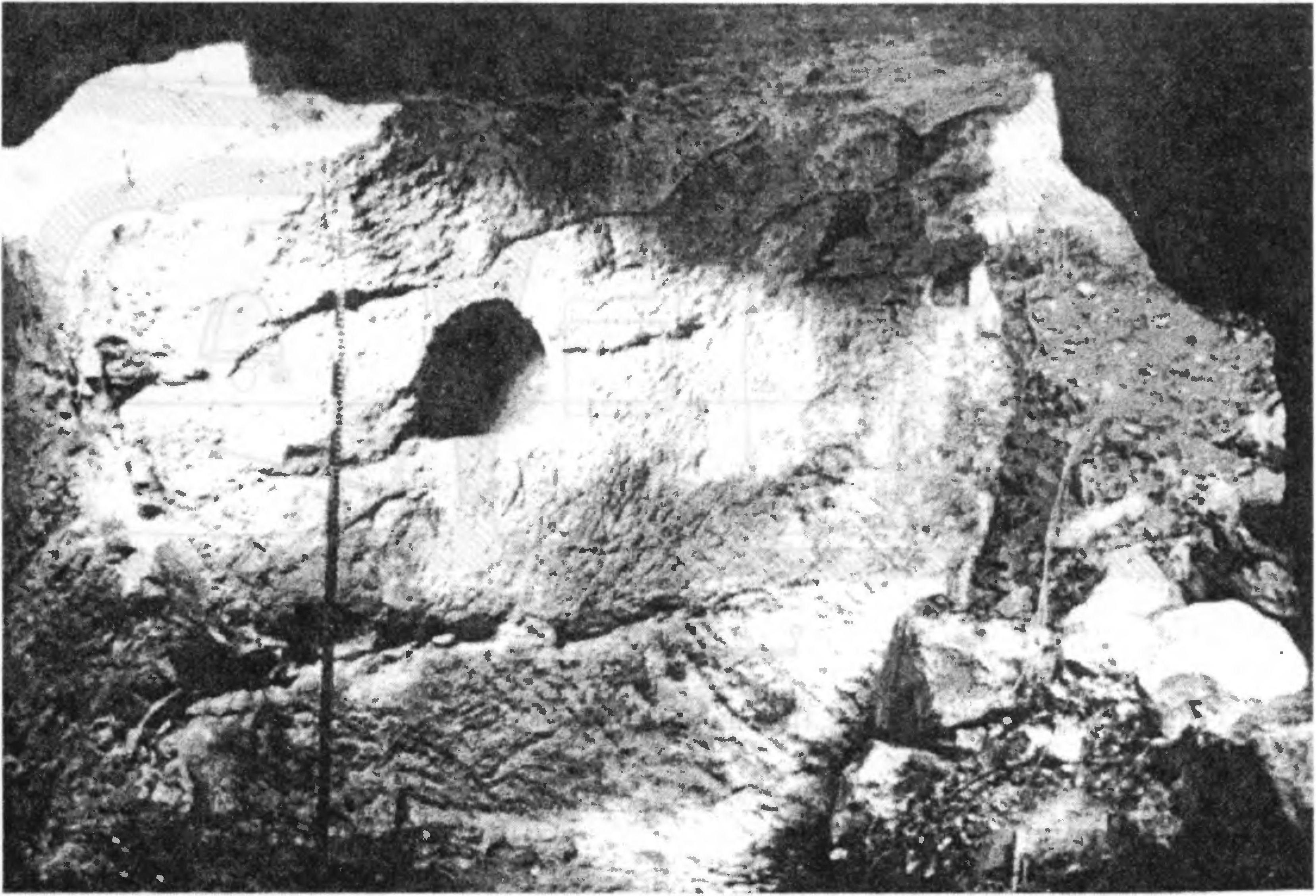 Рис. 275. Мангуп. Церковь в Кильсе-Дере. Западная часть Рис. 275. Мангуп. Церковь в Кильсе-Дере. Западная часть
