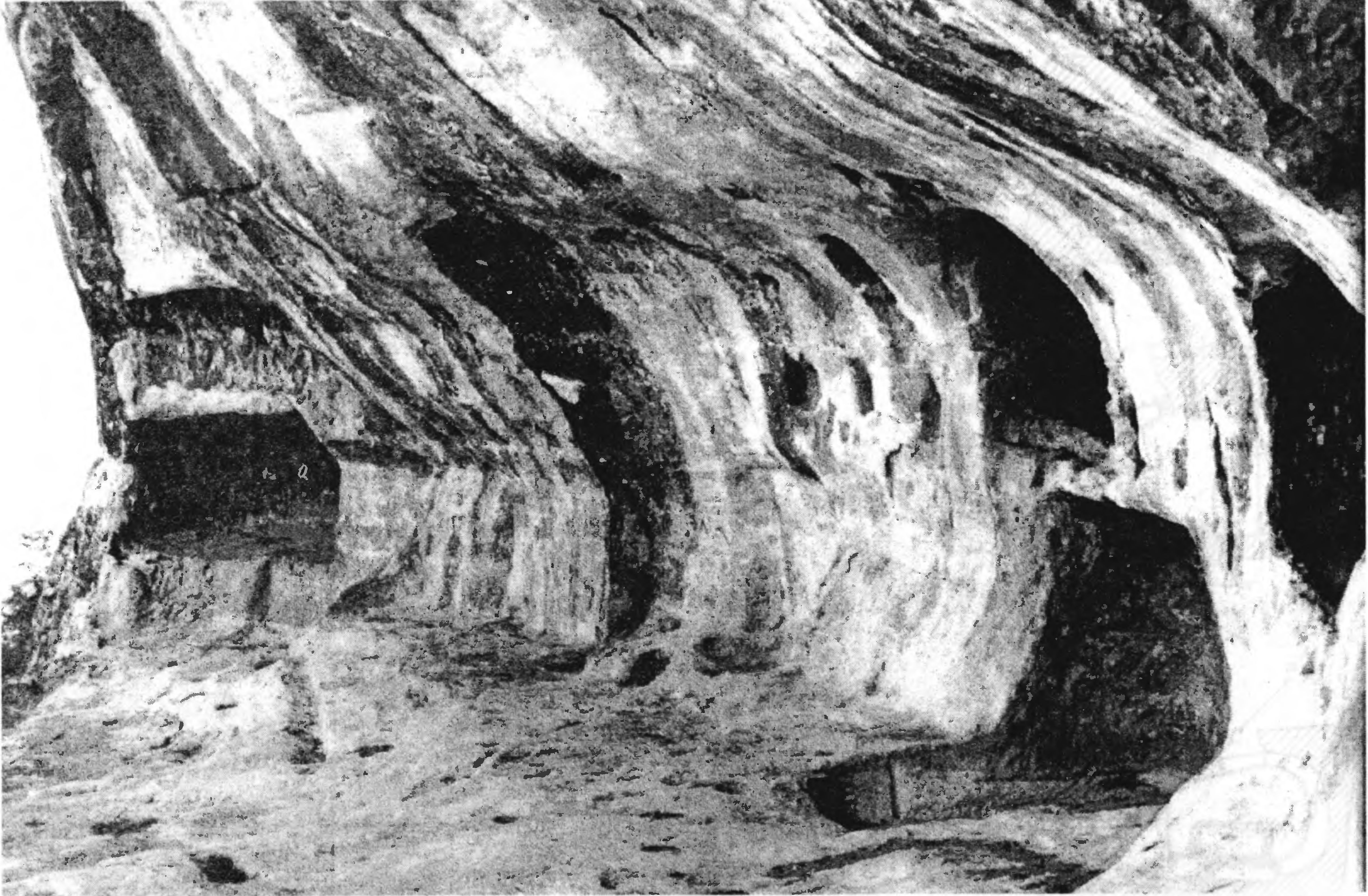 Рис. 299. Челтер-Коба. Церковь. Помещения монастыря Рис. 299. Челтер-Коба. Церковь. Помещения монастыря