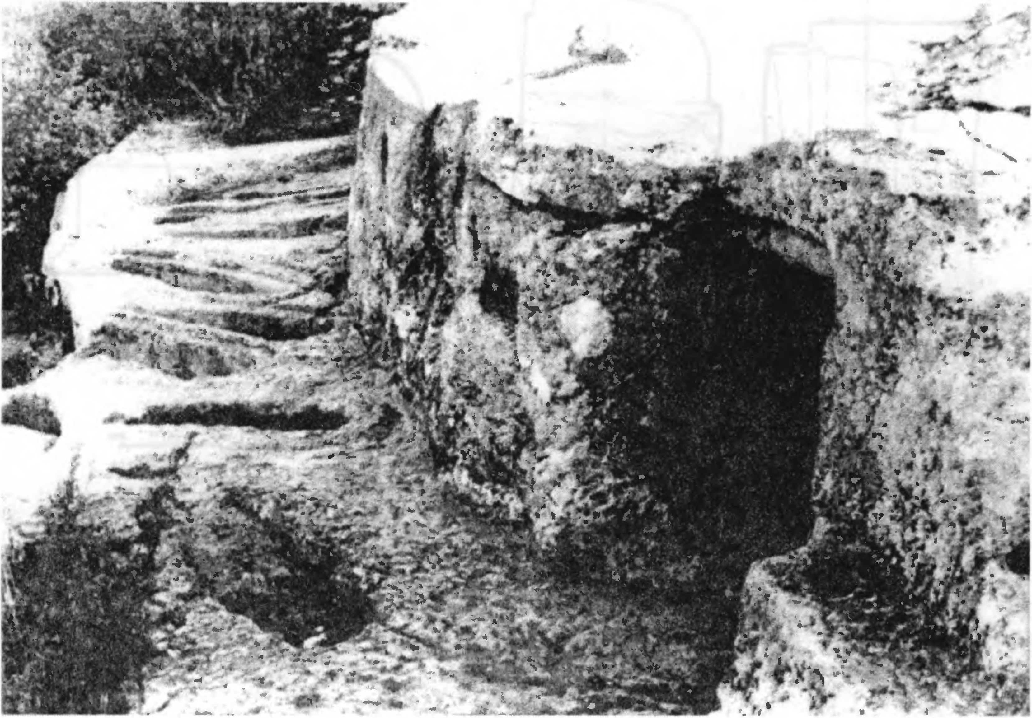Рис. 334. Тепе-Кермен. «Церковь с баптистерием». Могилы у входа Рис. 334. Тепе-Кермен. «Церковь с баптистерием». Могилы у входа
