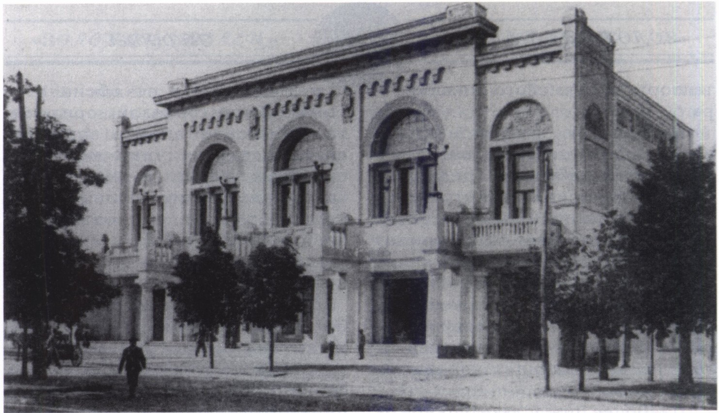 Здание Общества Взаимного Кредита. Главный фасад. 1913 г. Архитектор Н.П. Краснов Здание Общества Взаимного Кредита. Главный фасад. 1913 г. Архитектор Н.П. Краснов