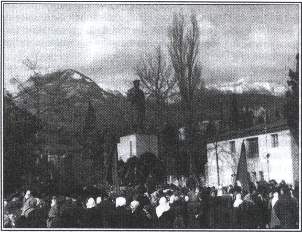 Ялта. У памятника Сталину. 1950-е гг. Ялта. У памятника Сталину. 1950-е гг.