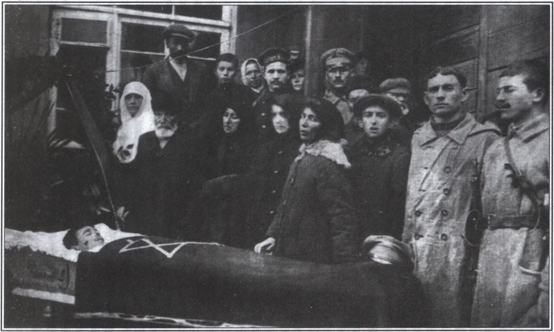 Похороны жертв революции. Бельский убит в Ялте в 1918 г. Фото из фондов ЯИЛМ Похороны жертв революции. Бельский убит в Ялте в 1918 г. Фото из фондов ЯИЛМ
