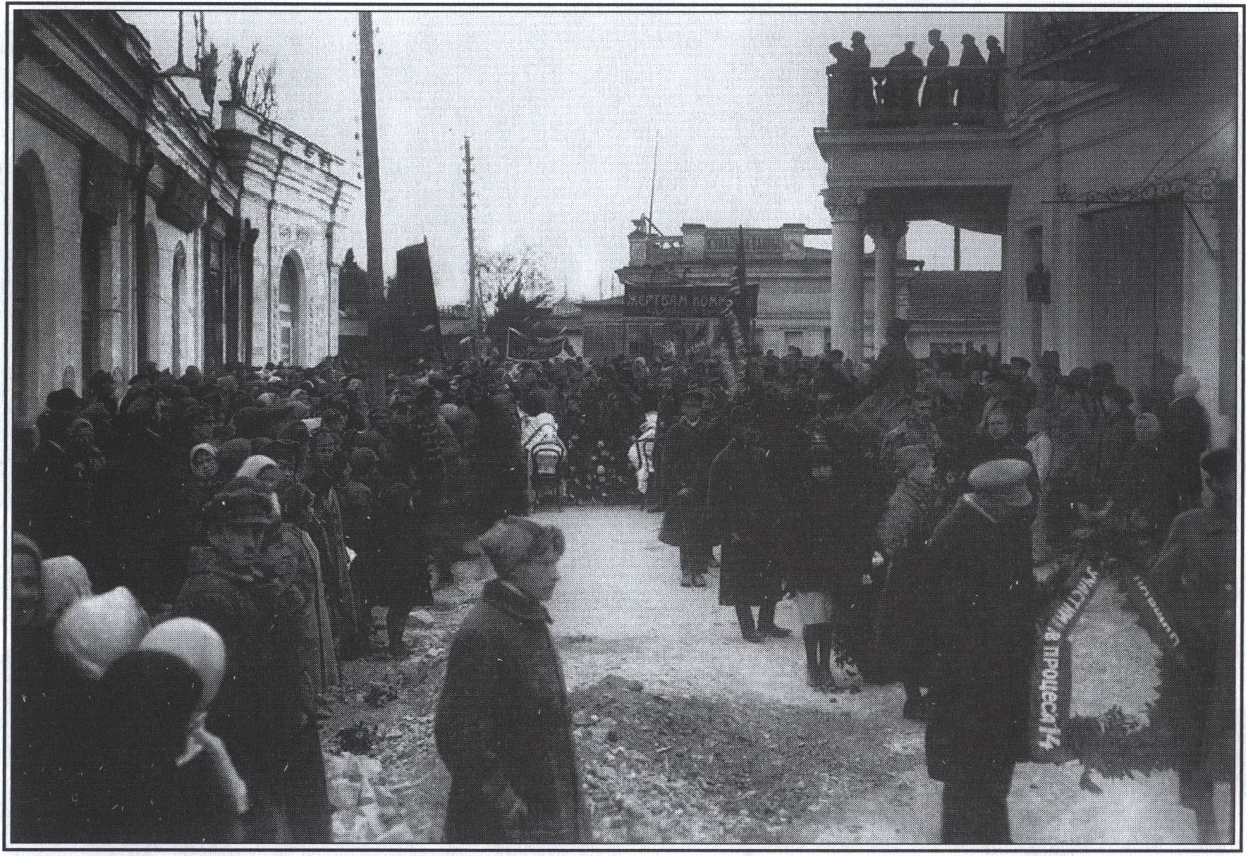 Перезахоронение останков подпольщиков и красногвардейцев в 1920 году. Фото из фондов ЯИЛМ Перезахоронение останков подпольщиков и красногвардейцев в 1920 году. Фото из фондов ЯИЛМ